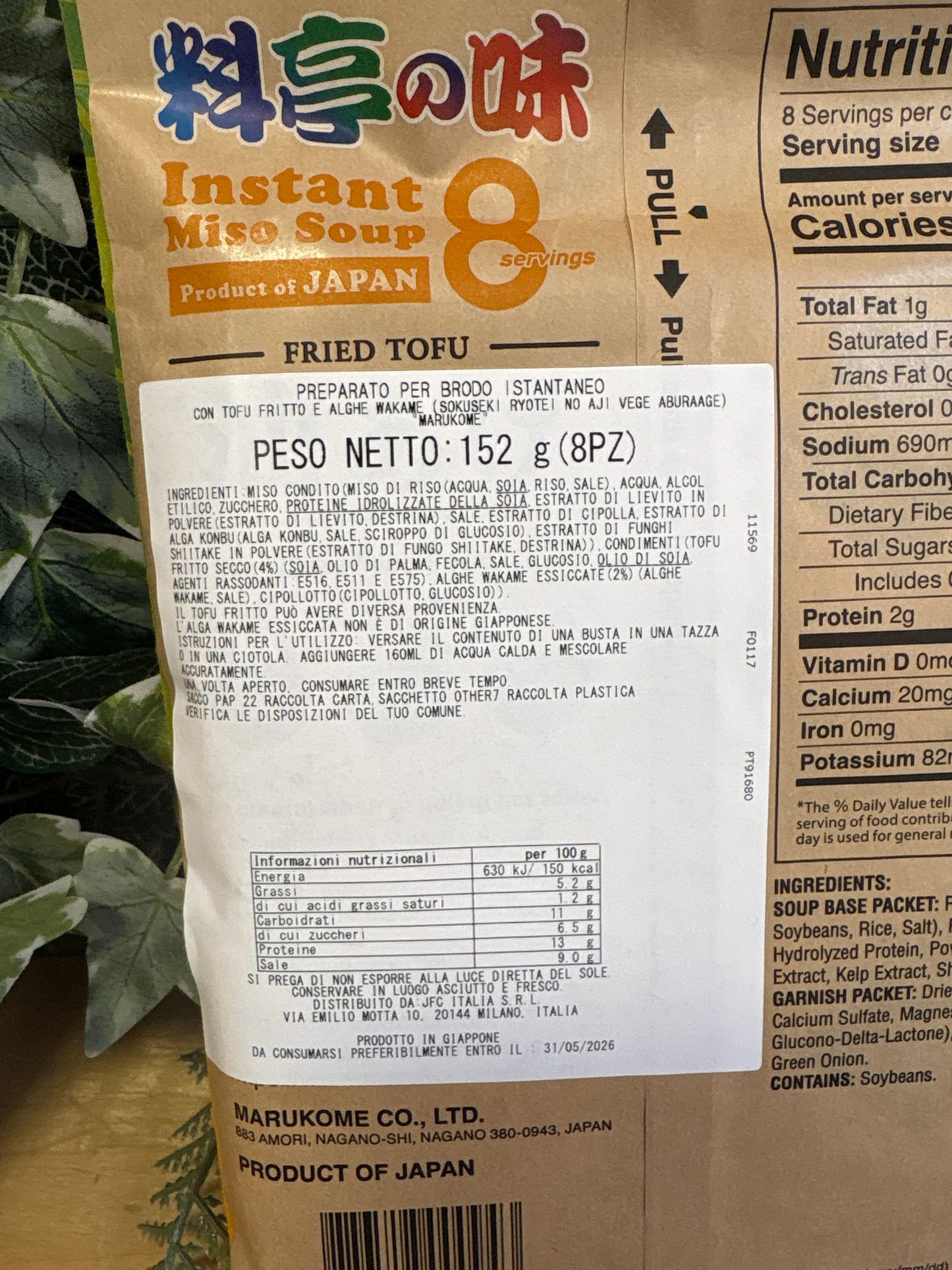Zuppa di miso vegana istantanea tofu fritto e alghe