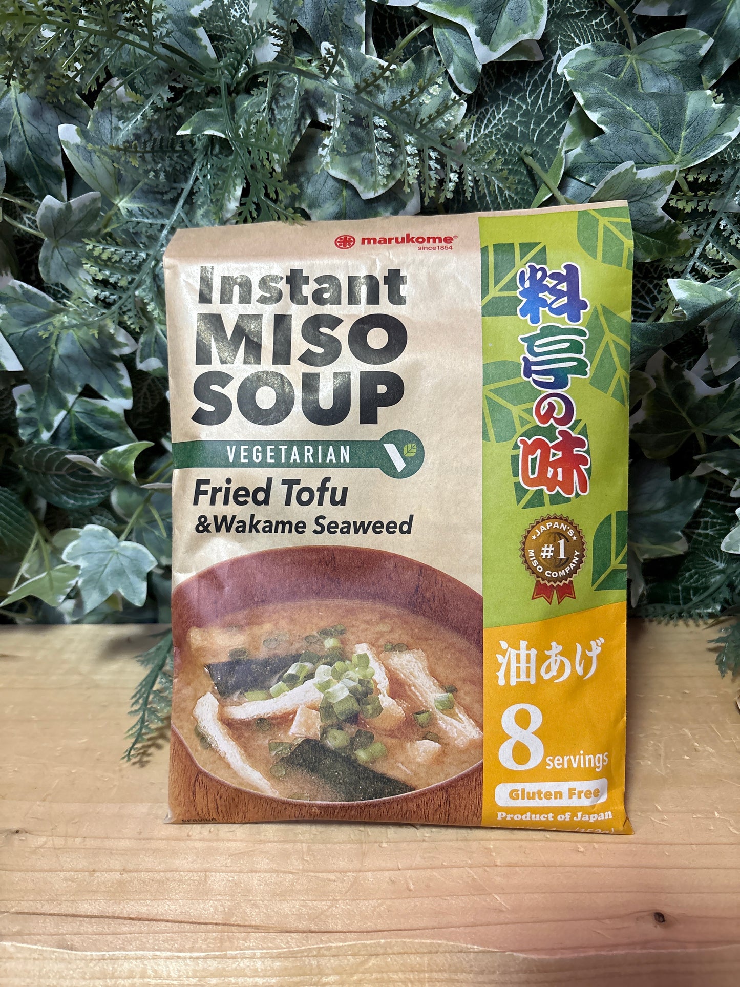 Zuppa di miso vegana istantanea tofu fritto e alghe